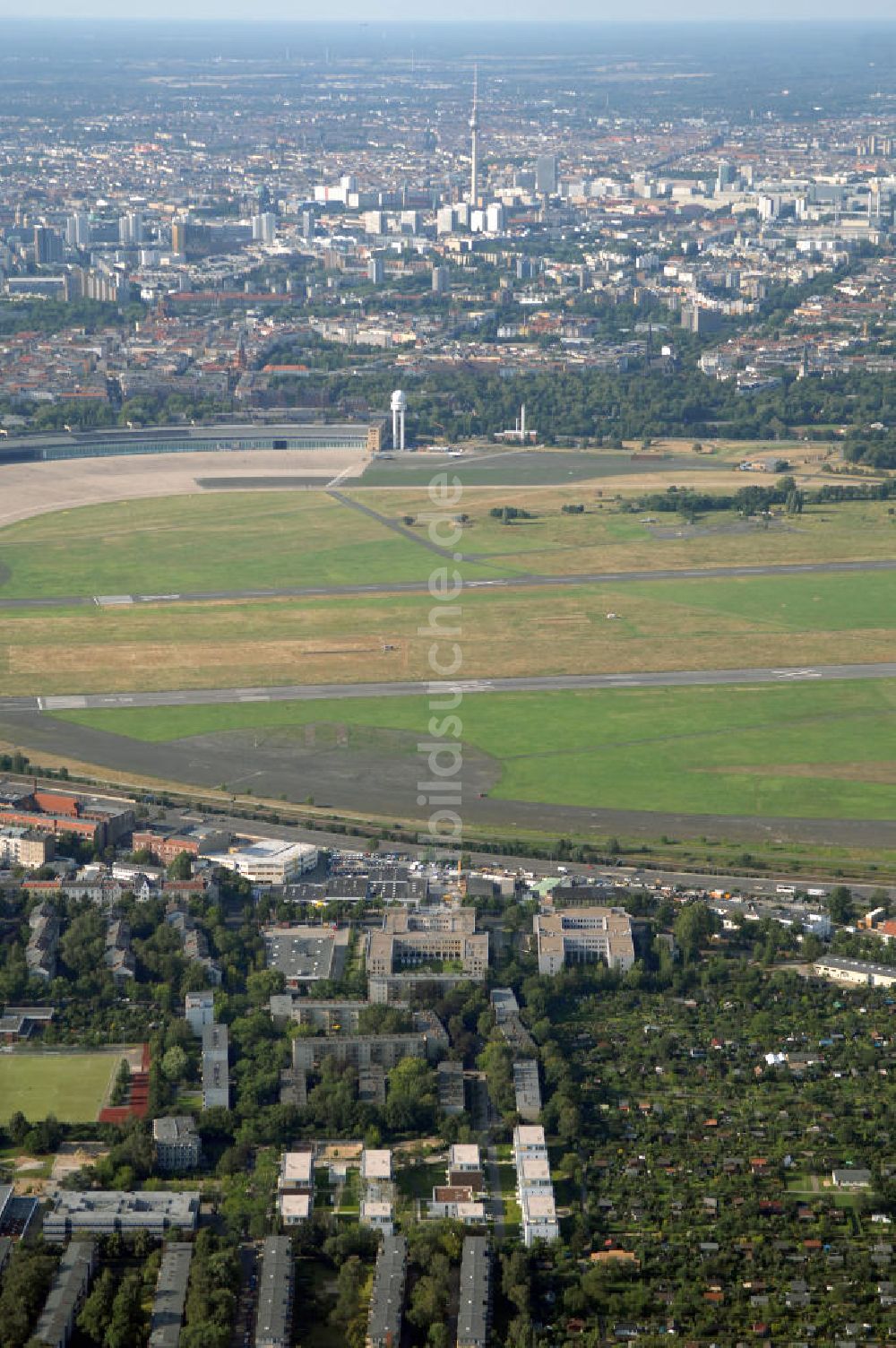 Berlin aus der Vogelperspektive: Areal des stillgelegten Flughafen Berlin - Tempelhof mit den beiden Start- und Landebahnen