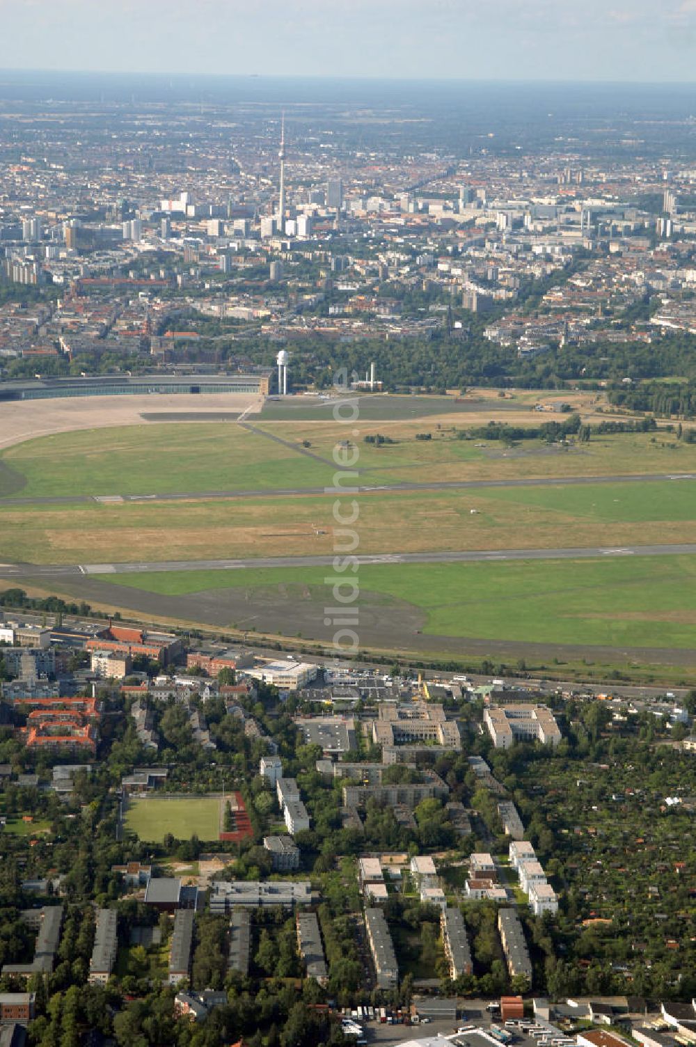 Luftbild Berlin - Areal des stillgelegten Flughafen Berlin - Tempelhof mit den beiden Start- und Landebahnen