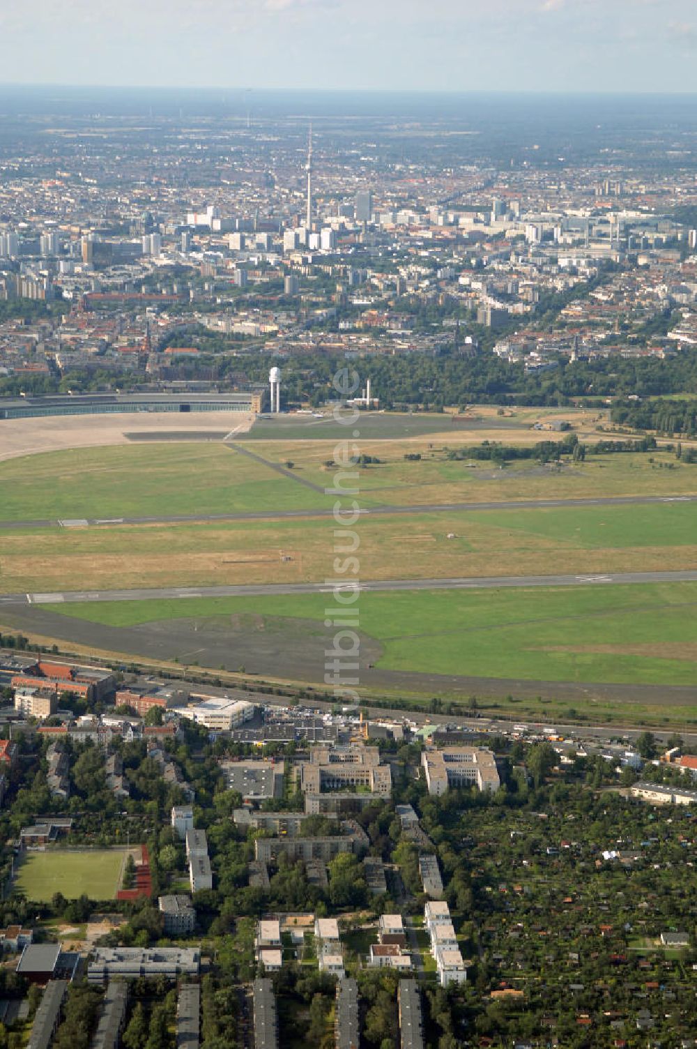 Luftaufnahme Berlin - Areal des stillgelegten Flughafen Berlin - Tempelhof mit den beiden Start- und Landebahnen