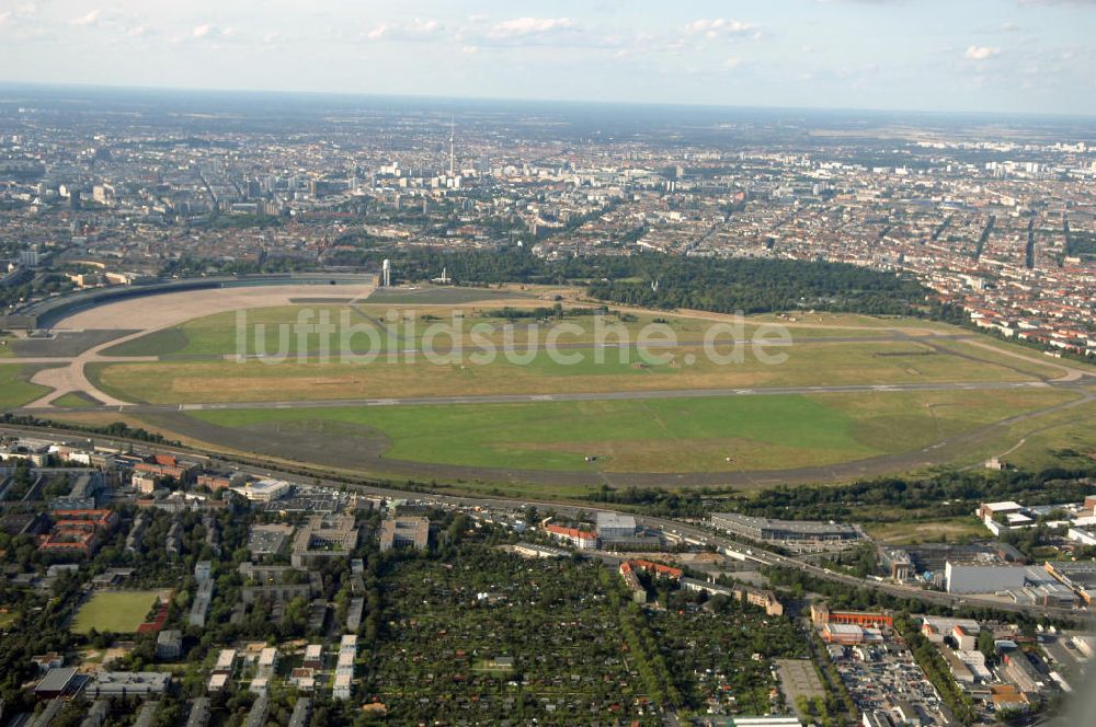 Berlin von oben - Areal des stillgelegten Flughafen Berlin - Tempelhof mit den beiden Start- und Landebahnen