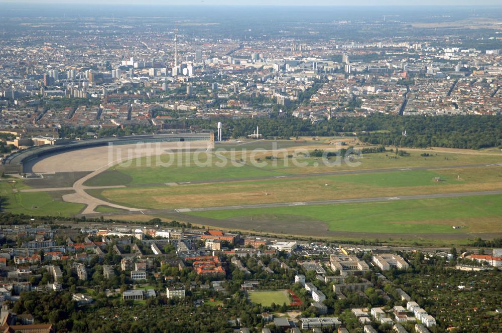 Berlin aus der Vogelperspektive: Areal des stillgelegten Flughafen Berlin - Tempelhof mit den beiden Start- und Landebahnen