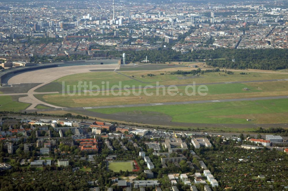 Luftbild Berlin - Areal des stillgelegten Flughafen Berlin - Tempelhof mit den beiden Start- und Landebahnen