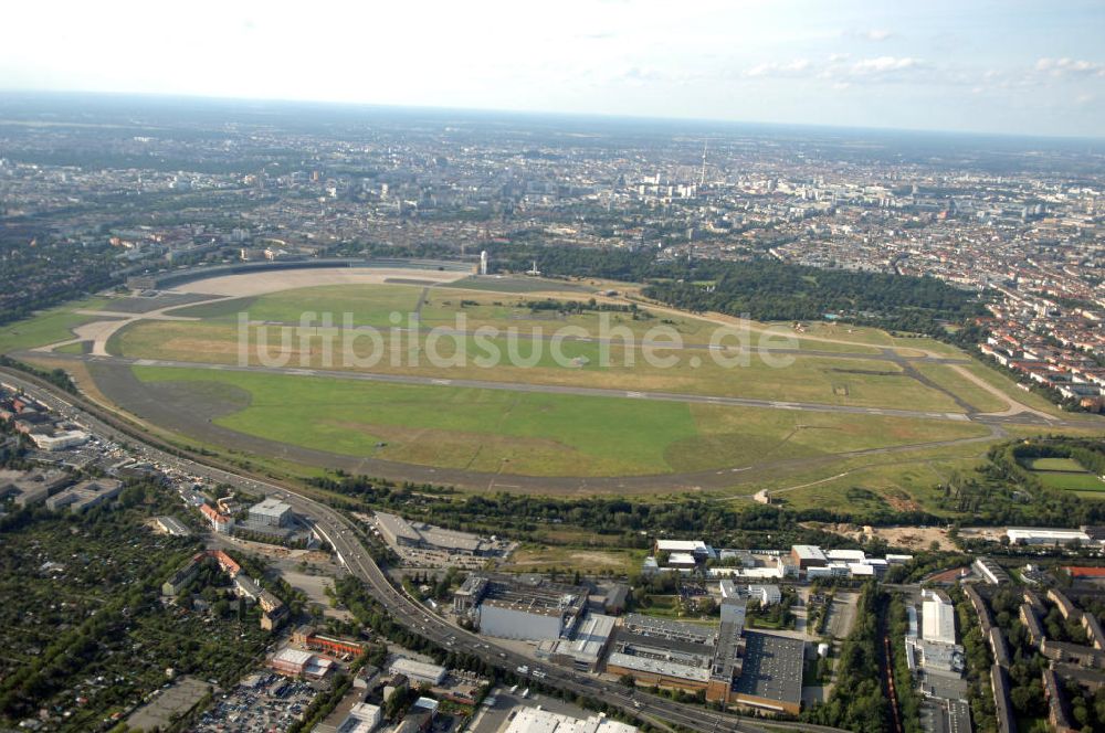 Luftaufnahme Berlin - Areal des stillgelegten Flughafen Berlin - Tempelhof mit den beiden Start- und Landebahnen