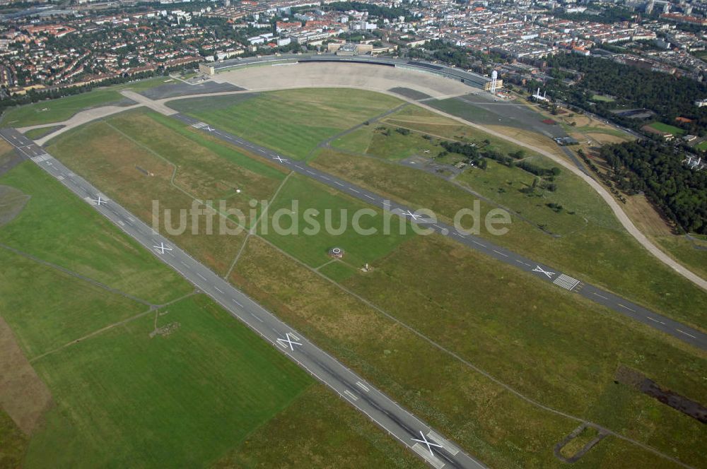 Berlin von oben - Areal des stillgelegten Flughafen Berlin - Tempelhof mit den beiden Start- und Landebahnen