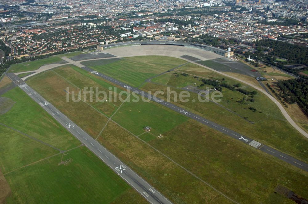 Berlin aus der Vogelperspektive: Areal des stillgelegten Flughafen Berlin - Tempelhof mit den beiden Start- und Landebahnen