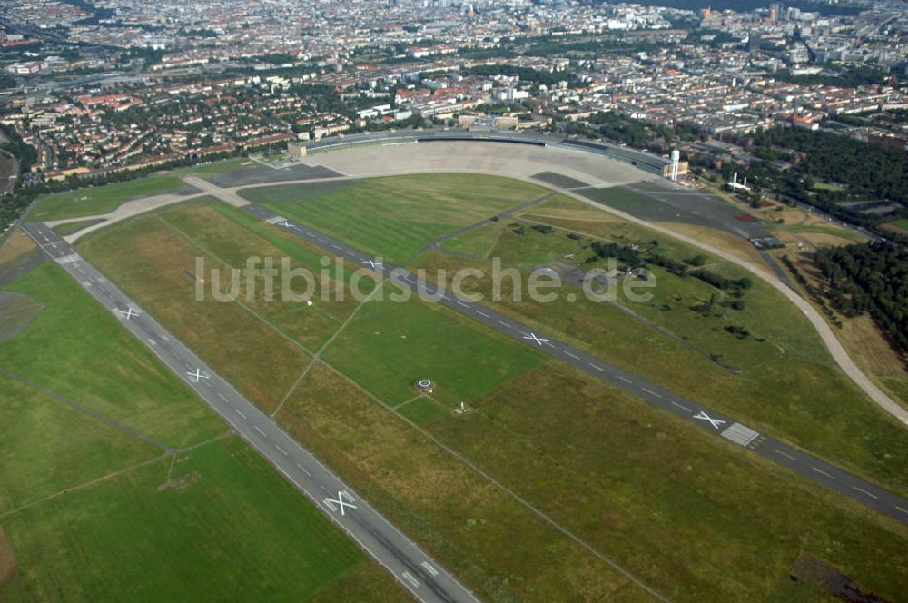 Luftbild Berlin - Areal des stillgelegten Flughafen Berlin - Tempelhof mit den beiden Start- und Landebahnen