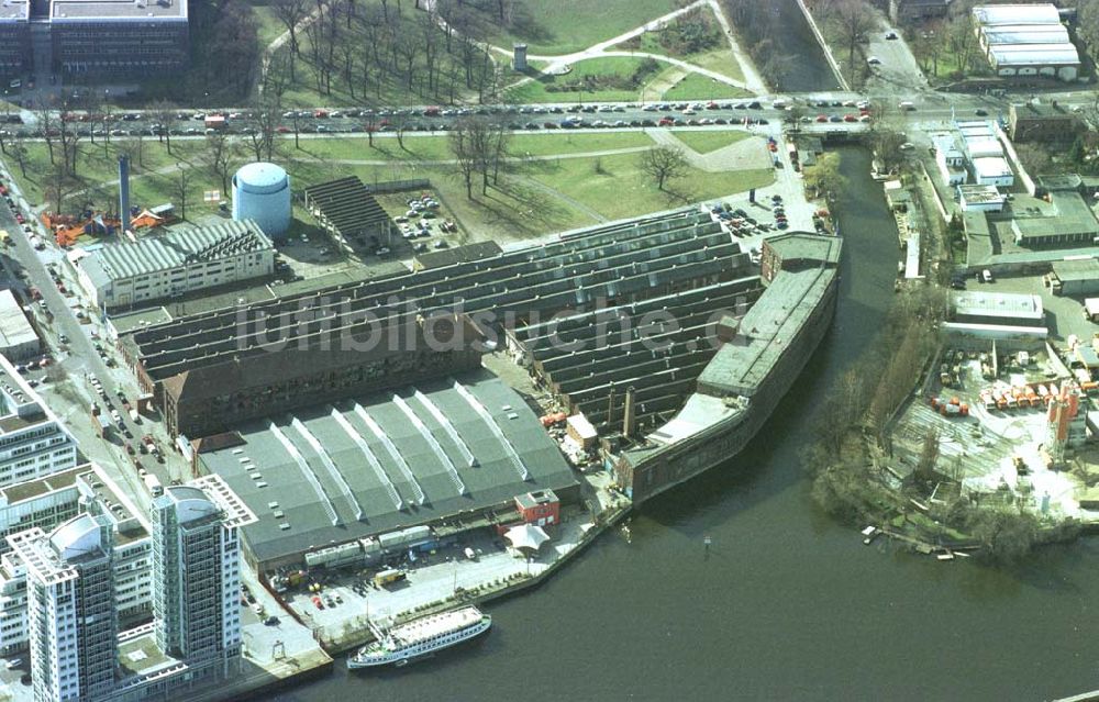 Luftbild Berlin- Treptow - ARENA - Konzerthallen (ehem. Busdepot) an der Spree in Berlin - Treptow. 11.03.02