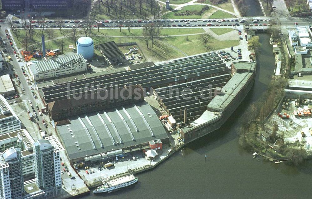 Luftaufnahme Berlin- Treptow - ARENA - Konzerthallen (ehem. Busdepot) an der Spree in berlin - Treptow. 11.03.02