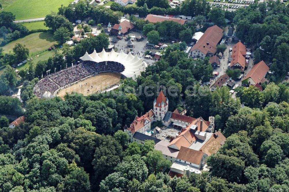 Geltendorf aus der Vogelperspektive: Arena und mittelalterlicher Markt des Kaltenberger Ritterturniers auf Schloss Kaltenberg in Geltendorf im Bundesland Bayern