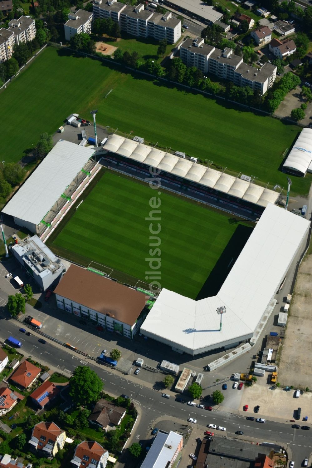 Fürth von oben - Arena des Stadion am Laubenweg in Fürth im Bundesland Bayern