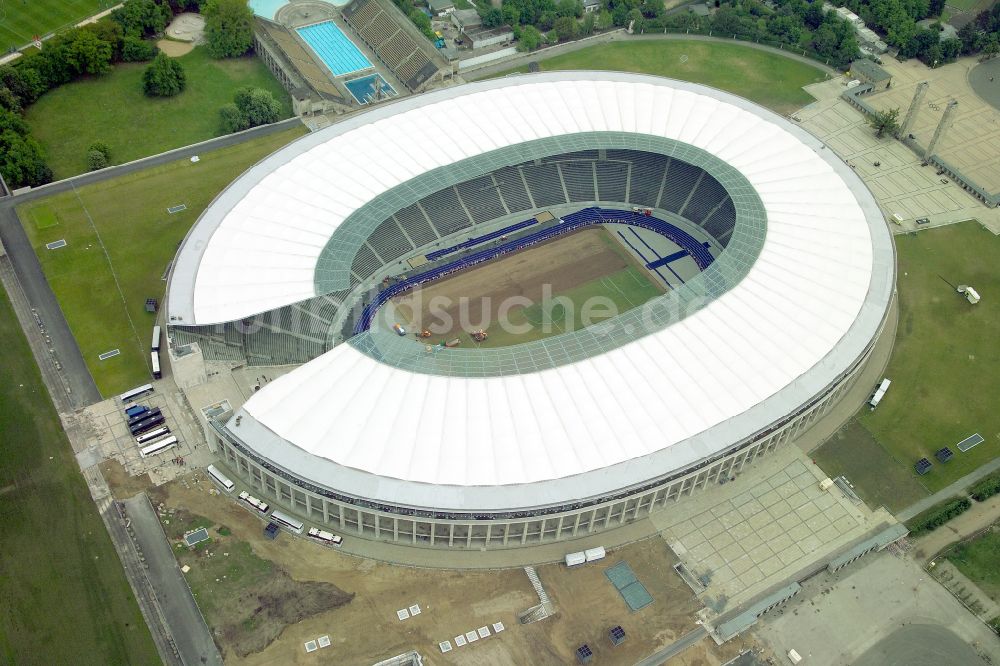 Berlin von oben - Arena des Stadion Olympiastadion in Berlin