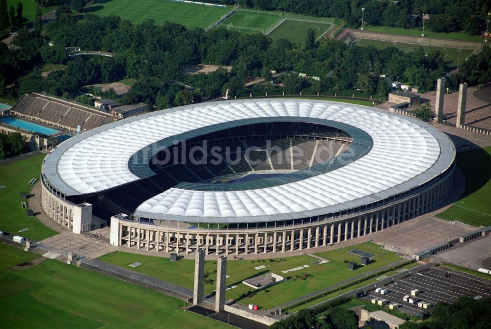 Berlin aus der Vogelperspektive: Arena des Stadion Olympiastadion in Berlin