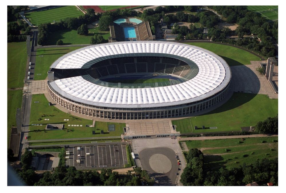 Berlin aus der Vogelperspektive: Arena des Stadion Olympiastadion in Berlin