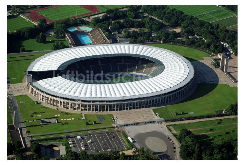 Berlin von oben - Arena des Stadion Olympiastadion in Berlin