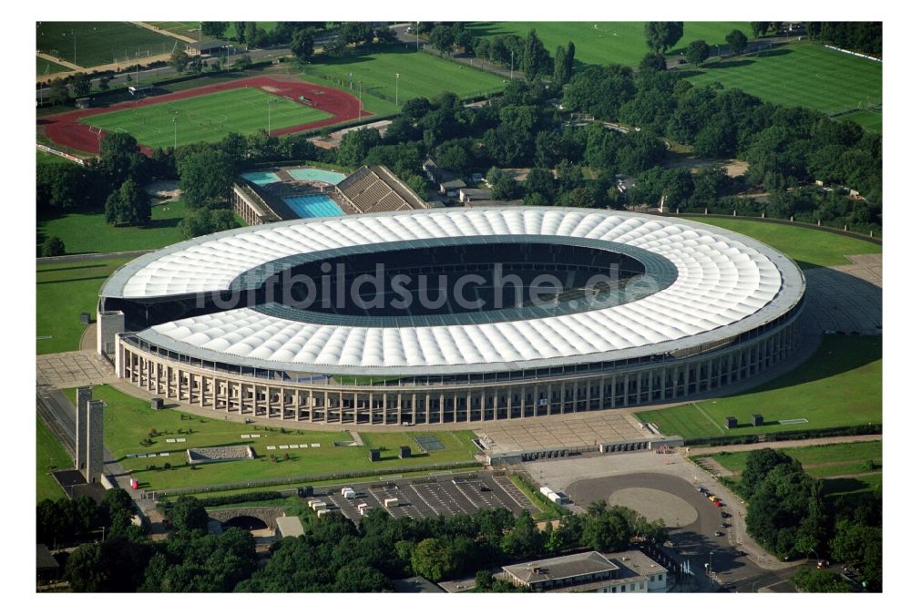 Berlin aus der Vogelperspektive: Arena des Stadion Olympiastadion in Berlin