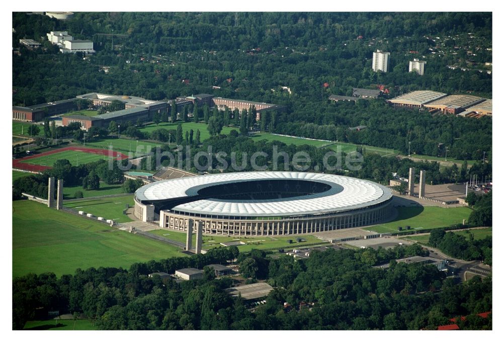 Berlin aus der Vogelperspektive: Arena des Stadion Olympiastadion in Berlin