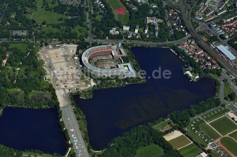 Luftaufnahme Nürnberg - Arena der unvollendeten Kongresshalle auf dem ehemaligen Reichsparteitagsgelände in Nürnberg im Bundesland Bayern