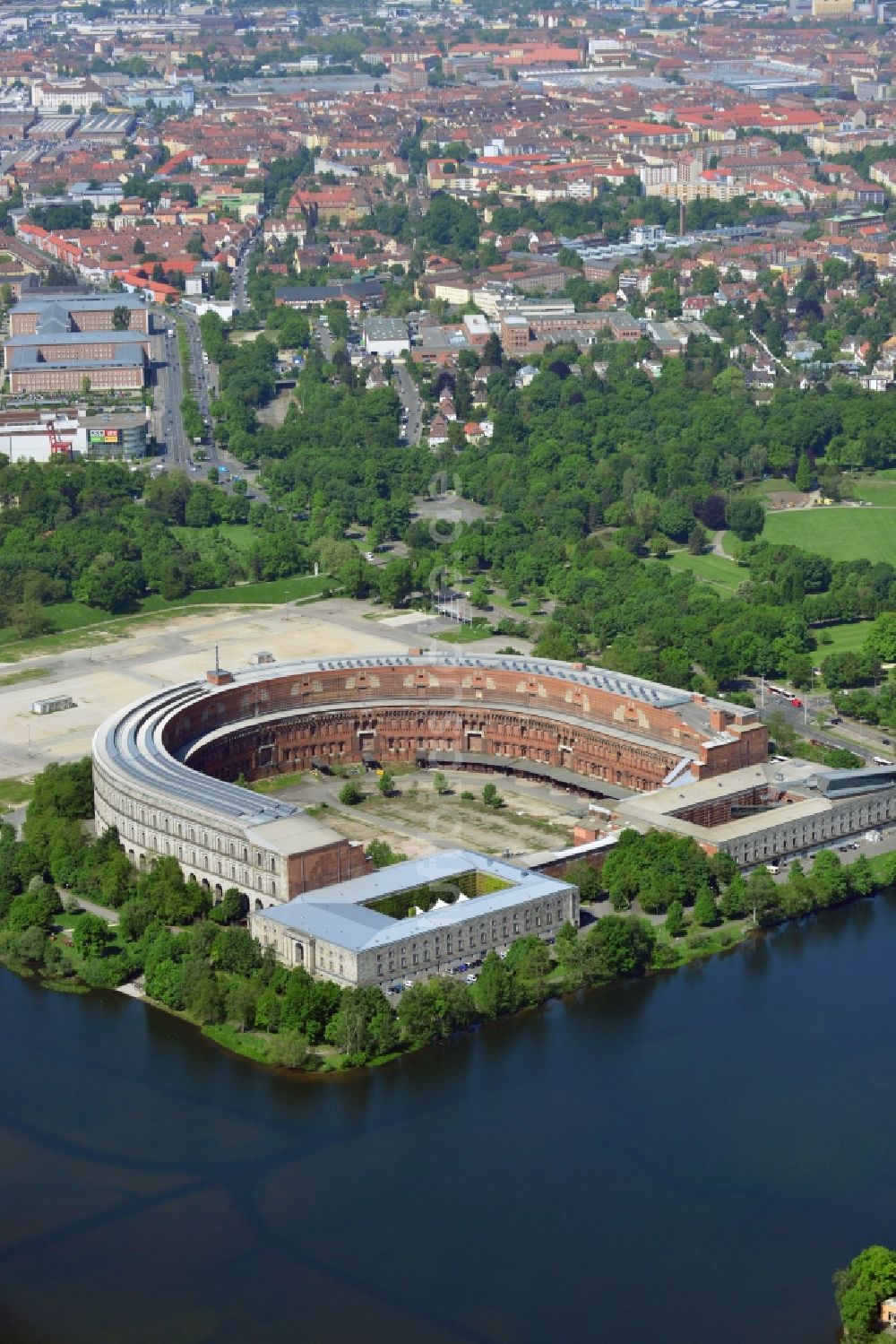 Nürnberg von oben - Arena der unvollendeten Kongresshalle auf dem heutigen Dokumentationszentrum Reichsparteitagsgelände in Nürnberg im Bundesland Bayern