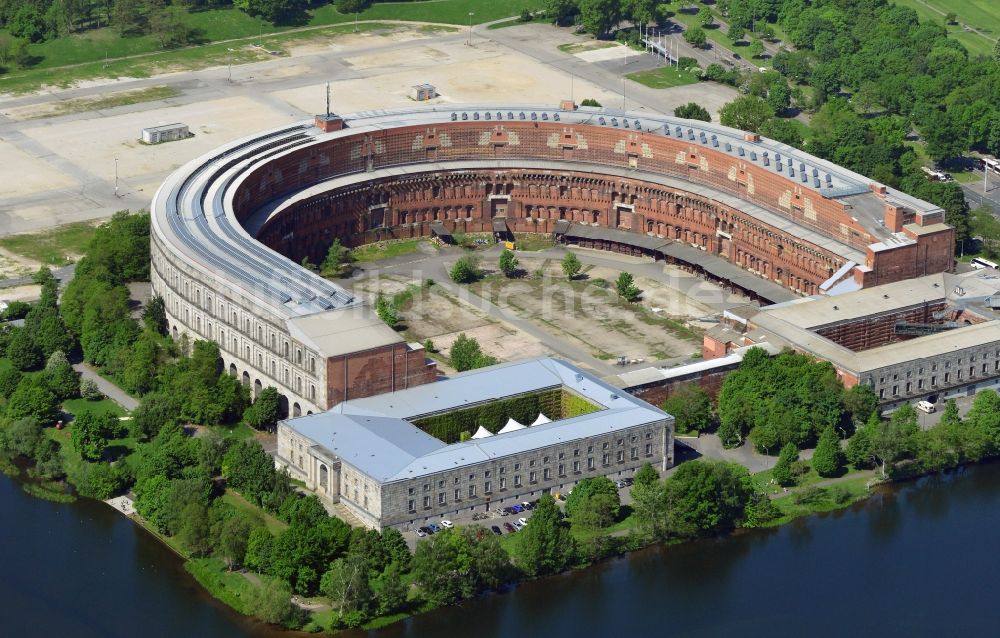 Luftbild Nürnberg - Arena der unvollendeten Kongresshalle auf dem heutigen Dokumentationszentrum Reichsparteitagsgelände in Nürnberg im Bundesland Bayern