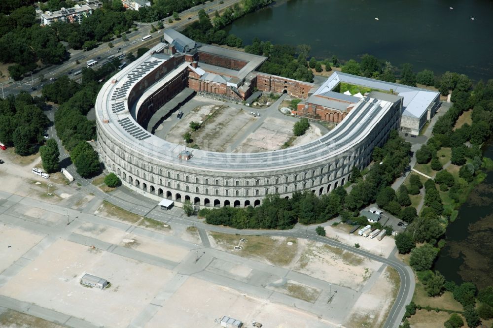 Nürnberg von oben - Arena der unvollendeten Kongresshalle auf dem heutigen Dokumentationszentrum Reichsparteitagsgelände in Nürnberg im Bundesland Bayern