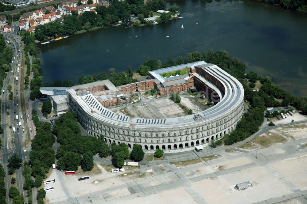 Luftbild Nürnberg - Arena der unvollendeten Kongresshalle auf dem heutigen Dokumentationszentrum Reichsparteitagsgelände in Nürnberg im Bundesland Bayern