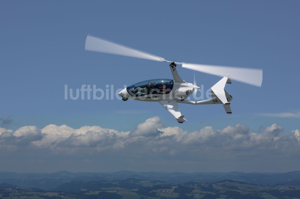 Luftaufnahme Amstetten - Arrow Copter AC20 Helikopter im Flug bei Amstetten in Österreich