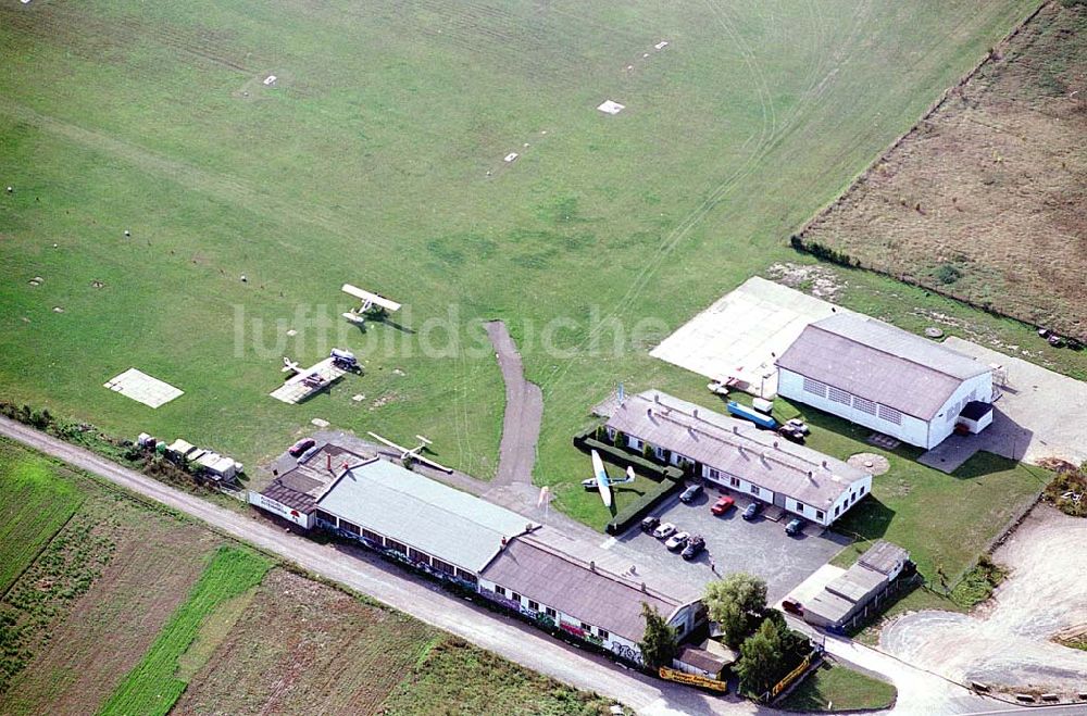 Luftaufnahme Aschersleben / Sachsen-Anhalt - Aschersleben / Sachsen-Anhalt Blick auf den Flughafen in Aschersleben 20.09.2003