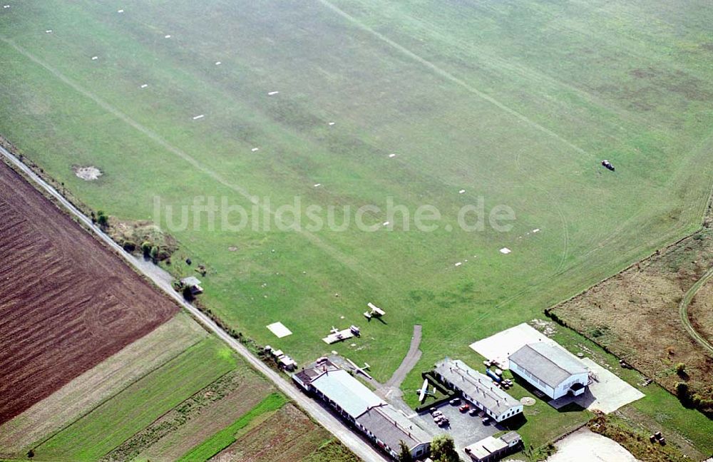 Aschersleben / Sachsen-Anhalt von oben - Aschersleben / Sachsen-Anhalt Blick auf den Flughafen in Aschersleben 20.09.2003