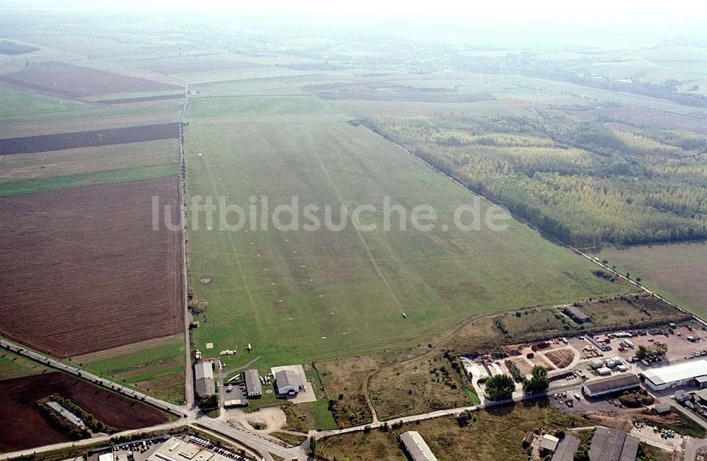 Aschersleben / Sachsen-Anhalt aus der Vogelperspektive: Aschersleben / Sachsen-Anhalt Blick auf den Flughafen in Aschersleben 20.09.2003