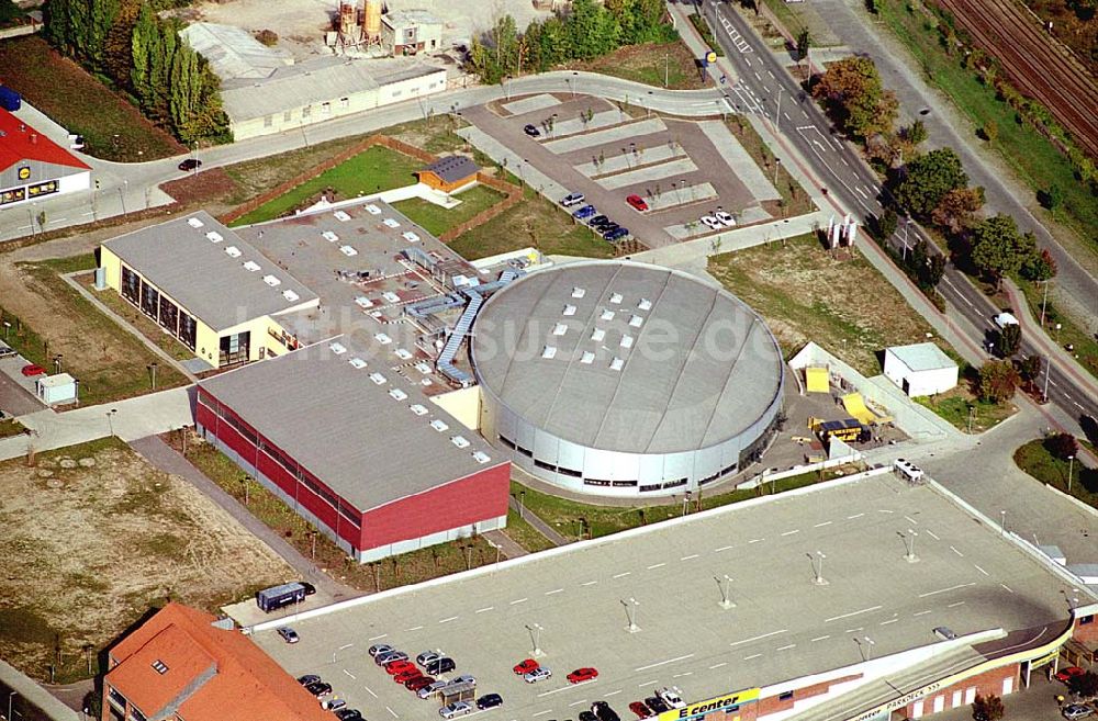 Aschersleben / Sachsen-Anhalt aus der Vogelperspektive: Aschersleben / Sachsen-Anhalt Therme und Freizeitpark 20.09.2003