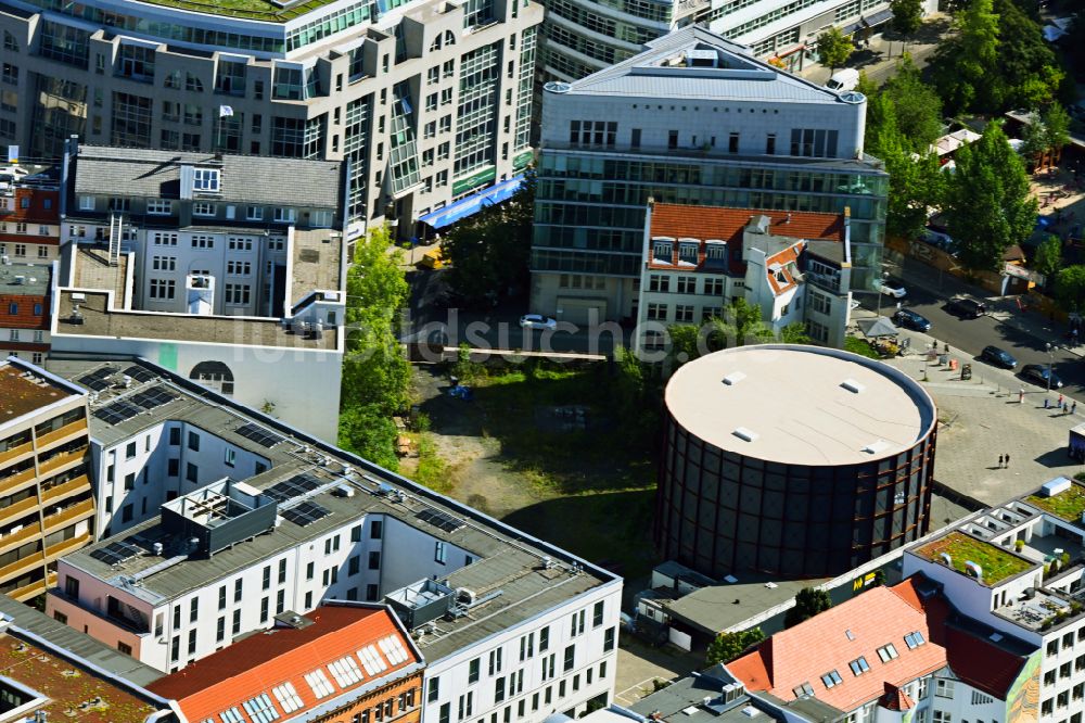 Berlin aus der Vogelperspektive: Asisi- Panometer Neubau für die Panorama - Ausstellung DIE MAUER auf dem Gelände des ehemaligen Grenzübergang am Checkpoint Charlie Friedrichstraße im Bezirk Mitte in Berlin