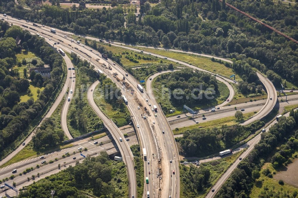 Luftaufnahme Duisburg - Aspaltierungsarbeiten entlang der Trasse und des Streckenverlaufes am Autobahnkreuz der BAB A42 A59 Kreuz Duisburg-Nord in Duisburg im Bundesland Nordrhein-Westfalen, Deutschland