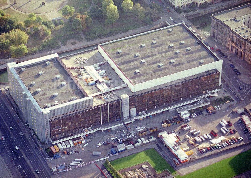 Luftaufnahme Berlin - Aspestsanierung am Palast der Republik in Berlin - Mitte.