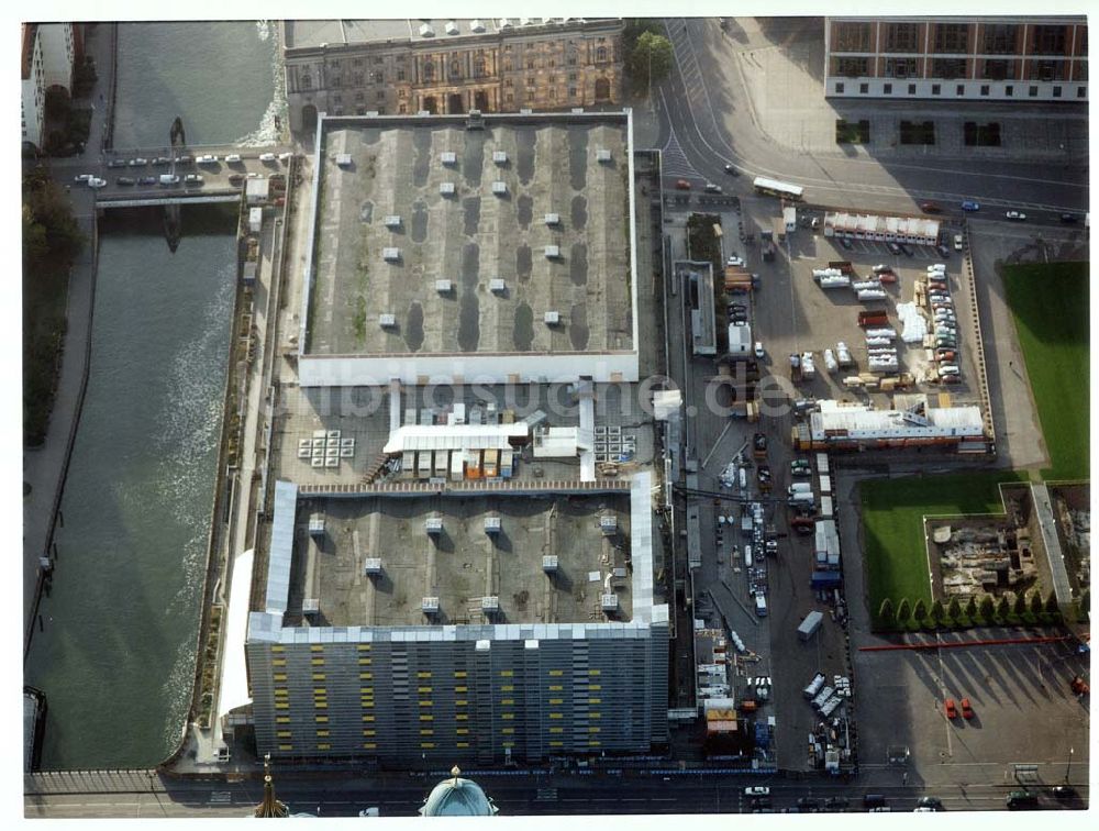 Berlin von oben - Aspestsanierung am Palast der Republik in Berlin - Mitte.