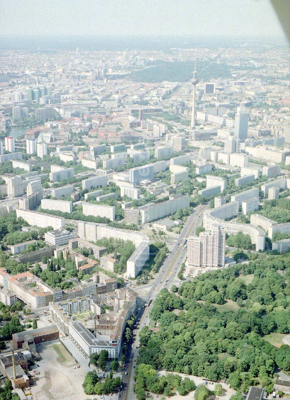 Luftbild Berlin - Friedrichshain - ASTRON-Hotelneubau an der Landsberger Allee in Berlin-Friedrichshain.