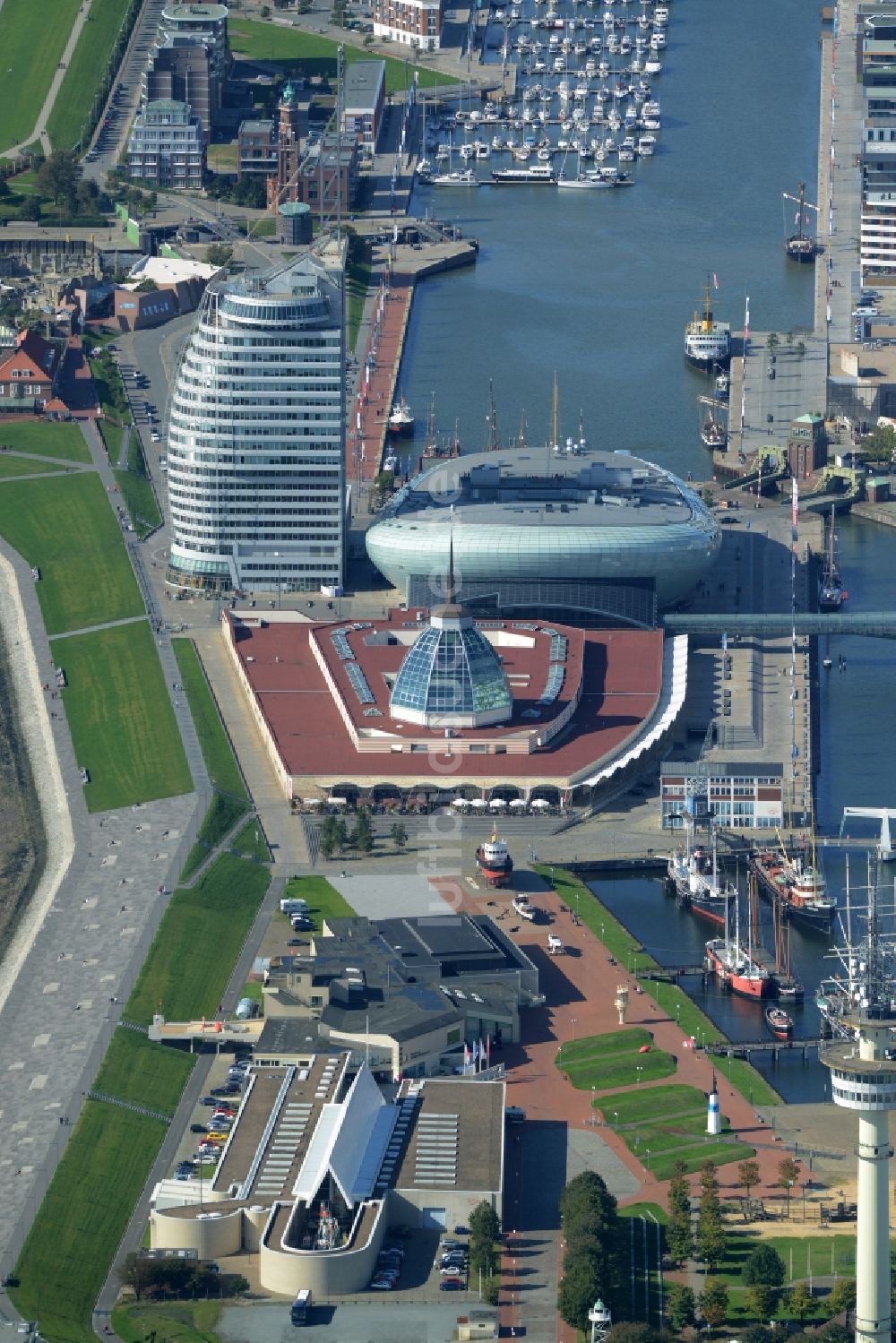 Bremerhaven von oben - Atlantic Hotel Sail City und Klimahaus in Bremerhaven im Bundesland Bremen