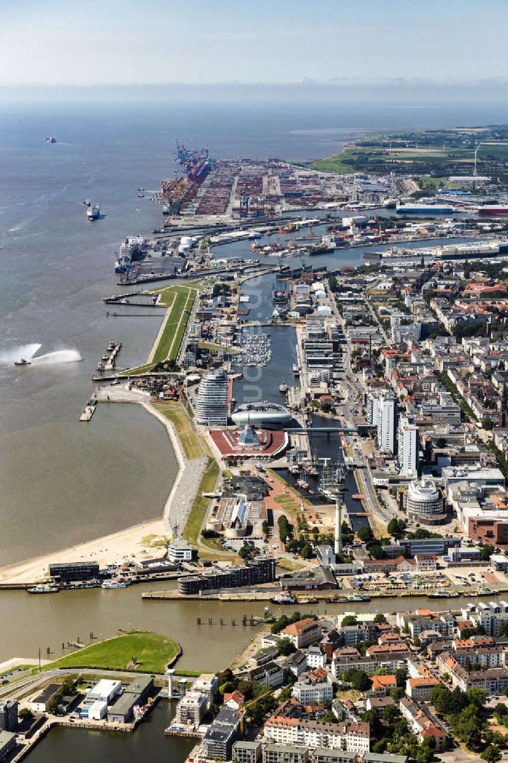 Bremerhaven aus der Vogelperspektive: Atlantic Hotel Sail City und Klimahaus in Bremerhaven im Bundesland Bremen