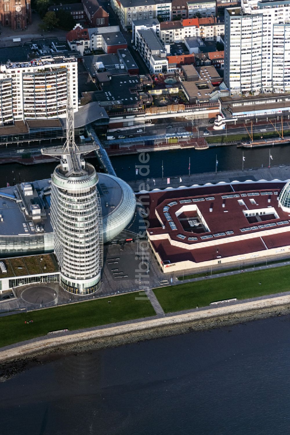 Bremerhaven von oben - Atlantic Hotel Sail City und Klimahaus in Bremerhaven im Bundesland Bremen