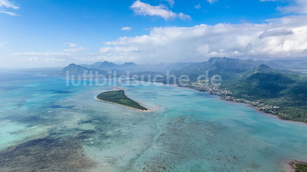 La Gaulette aus der Vogelperspektive: Atoll an der Wasseroberflache Ile aux Benitiers in La Gaulette in Riviere Noire District, Mauritius