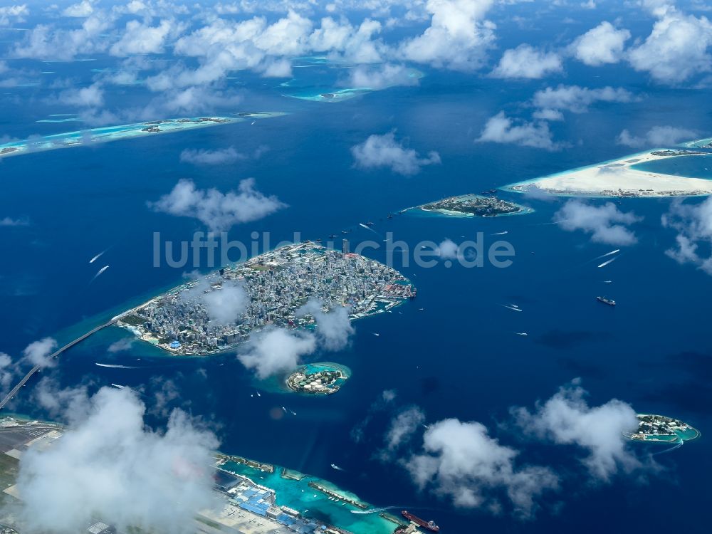 Luftaufnahme Male - Atoll an der Wasseroberfläche Male in Male in Malediven