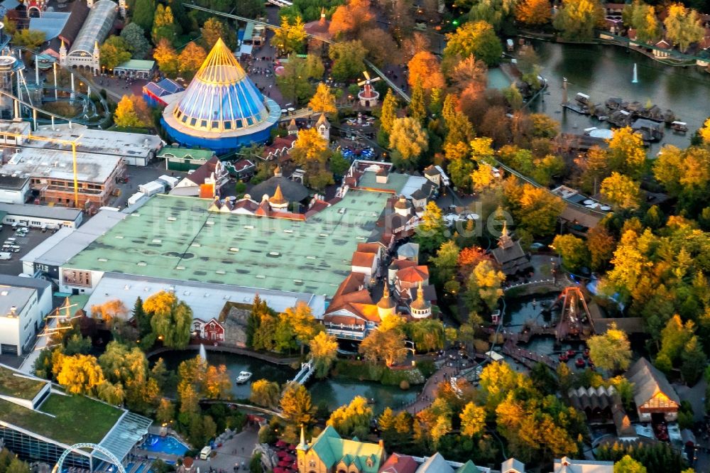 Rust von oben - Attraktionen und Fahrgeschäfte im Freizeitpark Europa-Park in Rust im Bundesland Baden-Württemberg