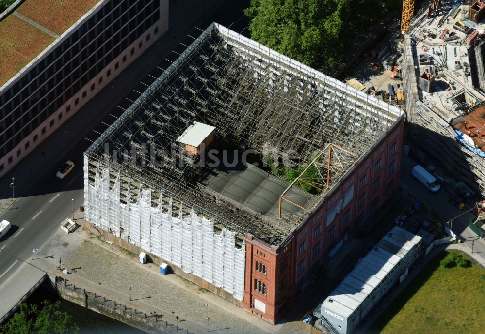 Berlin von oben - Attrappen- Modell des Gebäudes der Bauakademie am Schinkelplatz im Ortsteil Mitte in Berlin, Deutschland