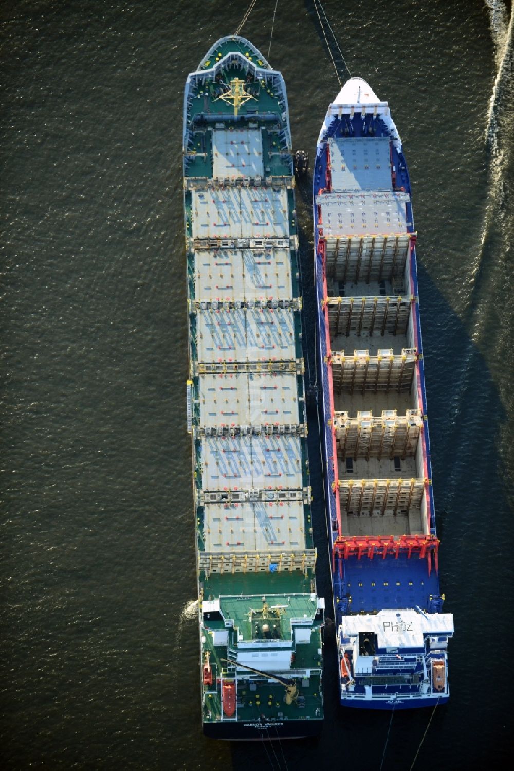 Hamburg aus der Vogelperspektive: Auf Reede liegende Containerschiffe - Frachter ELAN und WARNOW VAQUITA auf dem Elbstrom in Hamburg