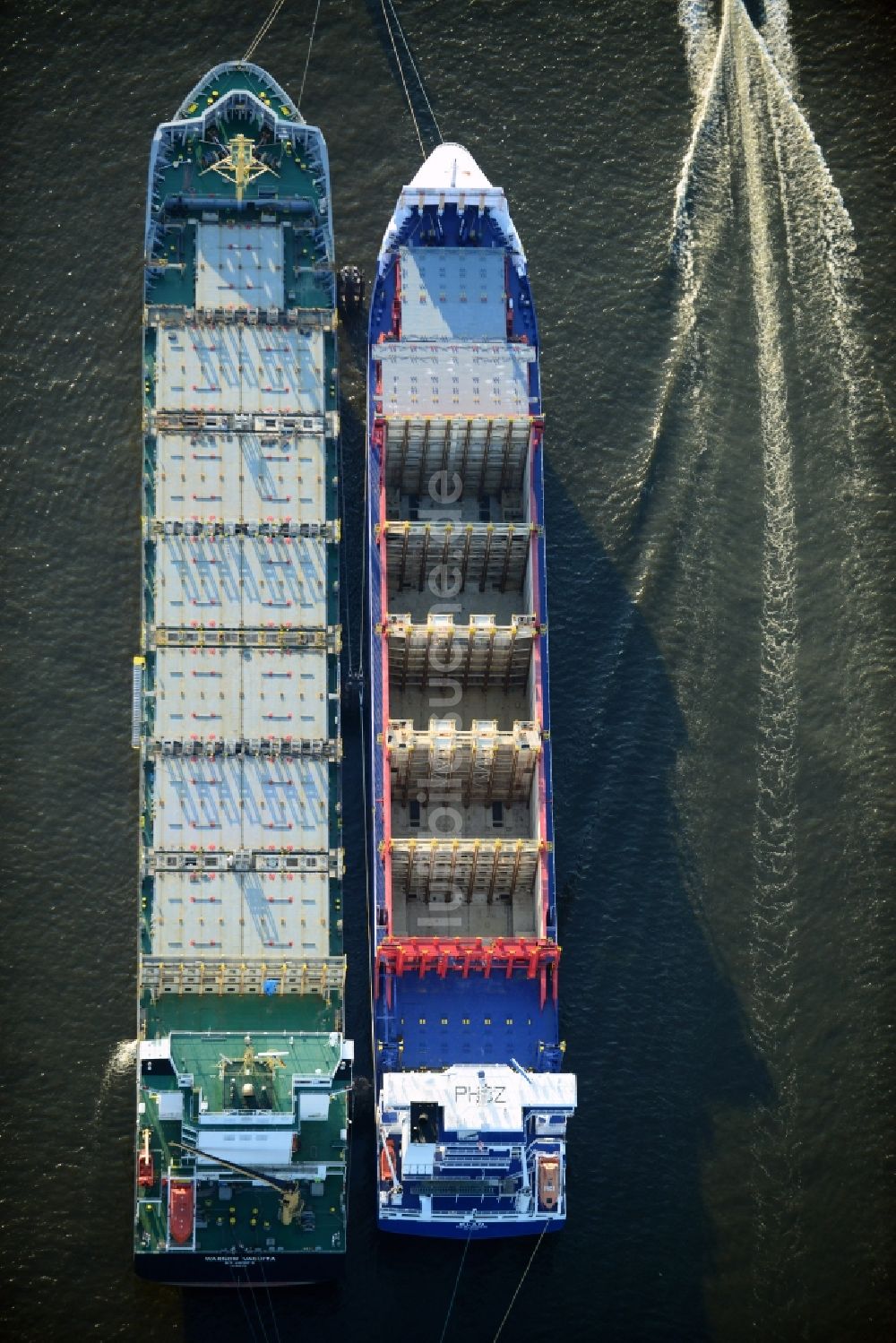 Luftbild Hamburg - Auf Reede liegende Containerschiffe - Frachter ELAN und WARNOW VAQUITA auf dem Elbstrom in Hamburg