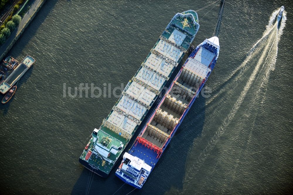 Luftaufnahme Hamburg - Auf Reede liegende Containerschiffe - Frachter ELAN und WARNOW VAQUITA auf dem Elbstrom in Hamburg