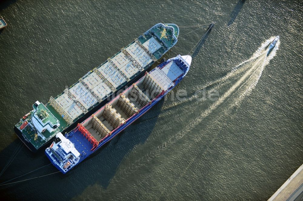 Hamburg von oben - Auf Reede liegende Containerschiffe - Frachter ELAN und WARNOW VAQUITA auf dem Elbstrom in Hamburg