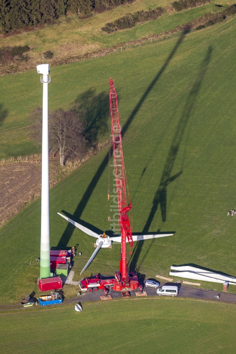 Luftaufnahme Velbert - Aufbau und Installation einer Windkraftanlage auf dem Bremberg bei Velbert im Ruhrgebiet im Bundesland Nordrhein-Westfalen NRW