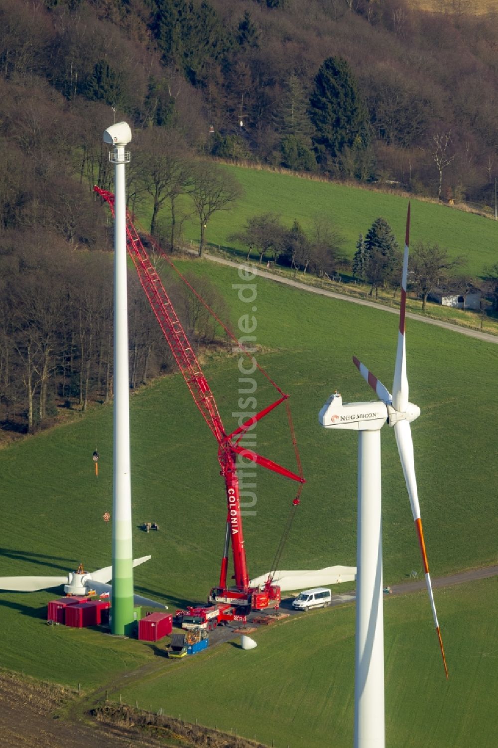 Velbert aus der Vogelperspektive: Aufbau und Installation einer Windkraftanlage auf dem Bremberg bei Velbert im Ruhrgebiet im Bundesland Nordrhein-Westfalen NRW