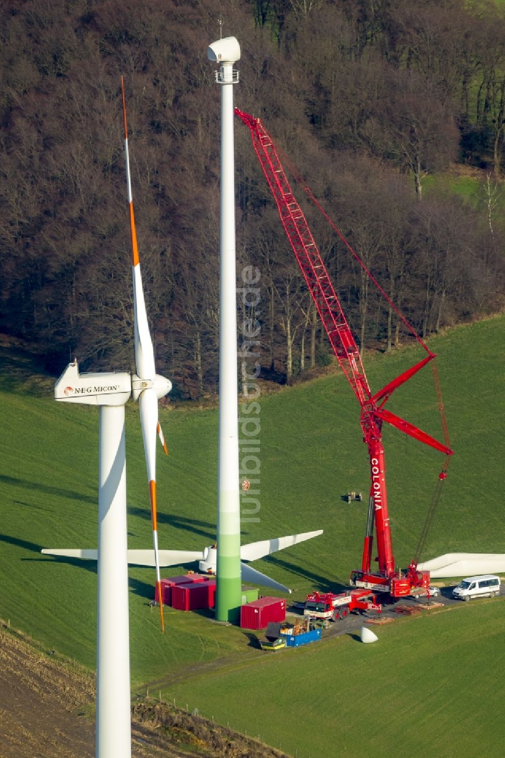 Luftbild Velbert - Aufbau und Installation einer Windkraftanlage auf dem Bremberg bei Velbert im Ruhrgebiet im Bundesland Nordrhein-Westfalen NRW