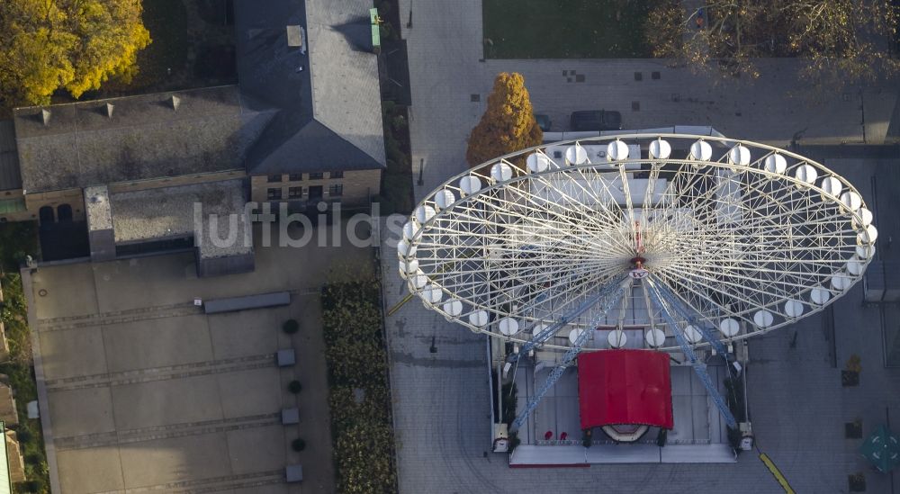 Essen von oben - Aufbau eines Riesenrades auf dem Domplatz in Essen im Bundesland Nordrhein-Westfalen